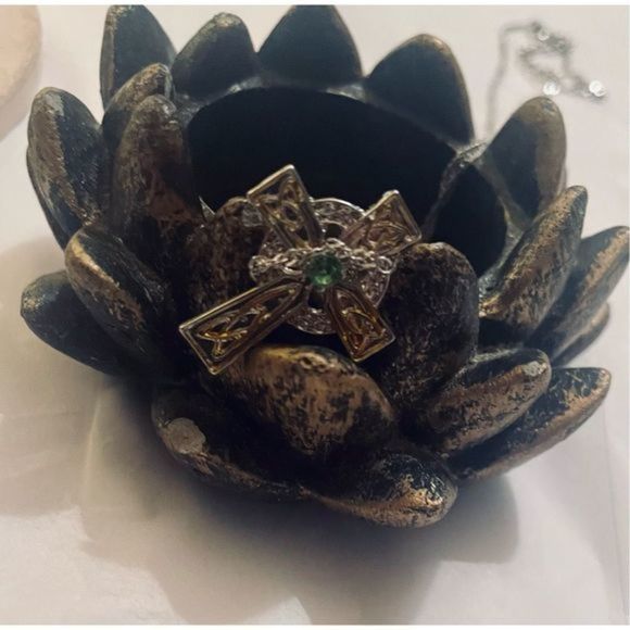 Cute SILVER CELTIC CROSS NECKLACE - Picture 2 of 7